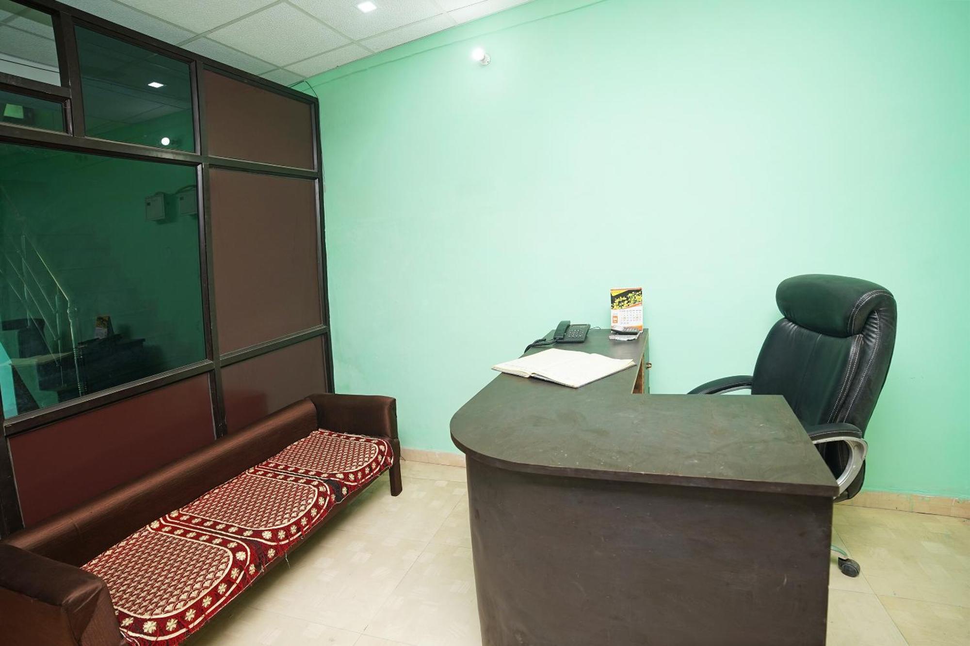 Hotel O Paras Guest House & Restaurant Haldwāni エクステリア 写真